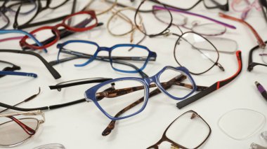 Kırık camlar, kırık menteşeler, kayıp lensler, çatlak çerçeveler, deforme olmuş bardaklar. Optik gözlük karışımı. Optik teknisyen veya gözlükçü için çalışma istasyonu 