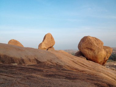 Büyük granit kayalar dengeleniyor. Hampi, Hindistan 'da sahne. Boulding için popüler bir bölge. Yüksek kalite fotoğraf