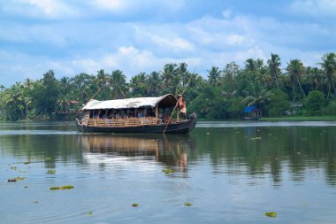 ALLEPPEY, Hindistan - 10.Kasım 2018. Kerala 'daki durgun sular insan yapımı ve doğal kanallardan oluşur. Bir yüzen ev turistleri taşır. Hindistan 'ın Kerala kentindeki en iyi turizm merkezi. 