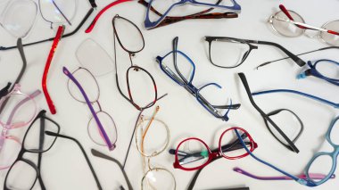 Kırık camlar, kırık menteşeler, kayıp lensler, çatlak çerçeveler, deforme olmuş bardaklar. Optik gözlük karışımı. Optik teknisyen veya gözlükçü için çalışma istasyonu 