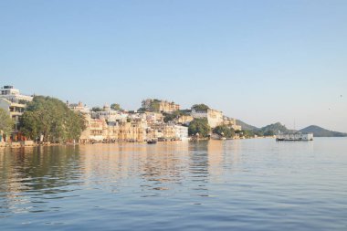 Udaipur 'daki Pichola Gölü kıyısındaki Şehir Sarayı, Hindistan' ın Rajasthan eyaletindeki göller şehri..