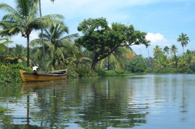 Kerala 'daki durgun sular insan yapımı ve doğal kanallardan oluşur. Bir yüzen ev turistleri taşır. Hindistan 'ın Kerala kentindeki en iyi turizm merkezi. 