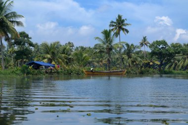 Kerala 'daki durgun sular insan yapımı ve doğal kanallardan oluşur. Bir yüzen ev turistleri taşır. Hindistan 'ın Kerala kentindeki en iyi turizm merkezi. 