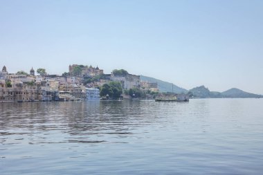 Udaipur 'daki Pichola Gölü kıyısındaki Şehir Sarayı, Hindistan' ın Rajasthan eyaletindeki göller şehri..