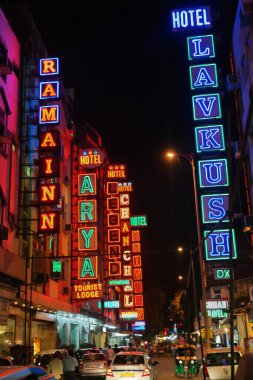 Yeni Delhi, Hindistan 28-SEP-2018. Aydınlatılmış neon levhalar Arakashan yolunda gece boyunca otellerin reklamını yapıyor. Yeni Delhi 'nin işlek sokakları