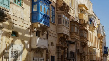 Valletta, Malta - 3 Ekim 2024: Malta 'nın başkenti Valletta' nın dar sokakları. Eski kasabadaki renkli balkonlar