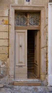 Valletta, Malta 'nın eski binasında geleneksel kapı ve kapılar. 
