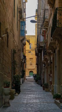 Valletta, Malta - 3 Ekim 2024: Malta 'nın başkenti Valletta' nın dar sokakları. Eski kasabadaki renkli balkonlar