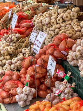 Le Lavandou, Fransa - 24-OCT-2024. Fransız Rivierası 'ndaki haftalık çiftçi pazarında satılık aromalı baharat. Yerel muz arpacık soğanı, mor sarımsak ve Herbes de Provence karışımı.