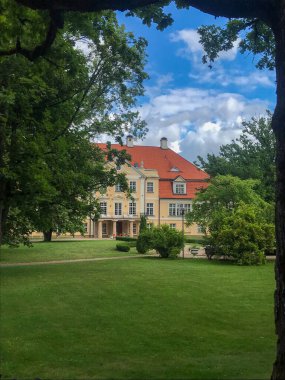 Eski Malpils malikanesi yemyeşil bir parkla çevrili. Malpils, Letonya. Özel olaylar için tarihi mekan