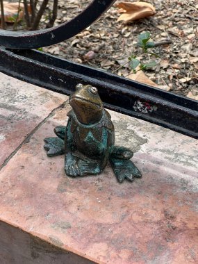 Budapeşte, Macaristan - 10 Mart 2025: Kurbağa Kermit 'in bronz mini heykeli. Remark 'tan kurbağa bacaklarına, bir Macar lezzeti. Ukraynalı sanatçı Mikhail Kolodko
