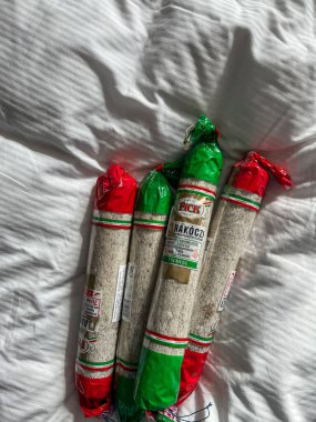 Budapeşte, Macaristan - 11 Mart 2025: Macar Kış Salamı veya Pena Salamı. Yağlı domuz eti ve yağlı domuz göbeğinden yapılmış geleneksel bir ürün. Macarikum. Seyahat için hediyelik eşya paketleme.
