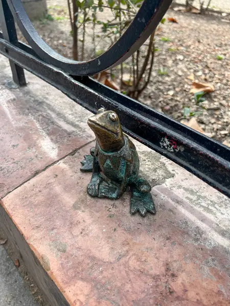 Budapeşte, Macaristan - 10 Mart 2025: Kurbağa Kermit 'in bronz mini heykeli. Remark 'tan kurbağa bacaklarına, bir Macar lezzeti. Ukraynalı sanatçı Mikhail Kolodko