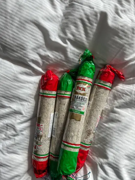 Budapeşte, Macaristan - 11 Mart 2025: Macar Kış Salamı veya Pena Salamı. Yağlı domuz eti ve yağlı domuz göbeğinden yapılmış geleneksel bir ürün. Macarikum. Seyahat için hediyelik eşya paketleme.