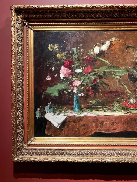 Budapeşte, Macaristan - 10 Mart 2025: Dünya çapında sansasyon yaratan Mihaly Munkacsy 'nin sanat sergisini ziyaret etmek. Macar bir sanatçının sanat koleksiyonu. Çiçekler ve sürahilerle dolu bir hayat