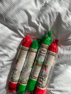 Budapeşte, Macaristan - 11 Mart 2025: Macar Kış Salamı veya Pena Salamı. Yağlı domuz eti ve yağlı domuz göbeğinden yapılmış geleneksel bir ürün. Macarikum. Seyahat için hediyelik eşya paketleme.