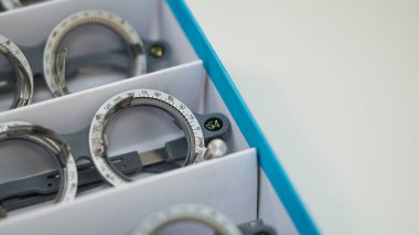 Her yaştaki küçük çocuklar için farklı boyutlarda deneme çerçeveleri. Çocukların göz gelişimini, görme bozukluklarını ve reçeteli gözlük kullanımını değerlendirmek için görme tanısı için temel araç