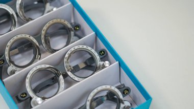 Her yaştaki küçük çocuklar için farklı boyutlarda deneme çerçeveleri. Çocukların göz gelişimini, görme bozukluklarını ve reçeteli gözlük kullanımını değerlendirmek için görme tanısı için temel araç