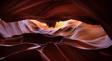 Arizona, Page yakınlarındaki Yukarı Antilop Kanyonu dar geçitleri ve canlı kumtaşı duvarlarıyla bilinen nefes kesici bir kanyondur..