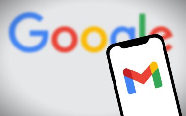 Chittagong, Bangladeş - 19 Ağustos 2024: Google ürün Gmail logosu akıllı telefonda gösteriliyor. Gmail, Google 'ın ücretsiz bir e- posta servisidir