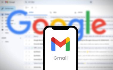 Chittagong, Bangladeş - 19 Ağustos 2024: Google ürün Gmail logosu akıllı telefonda gösteriliyor. Gmail, Google 'ın ücretsiz bir e- posta servisidir