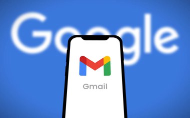 Chittagong, Bangladeş - 19 Ağustos 2024: Google ürün Gmail logosu akıllı telefonda gösteriliyor. Gmail, Google 'ın ücretsiz bir e- posta servisidir