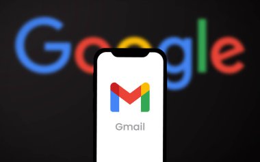 Chittagong, Bangladeş - 19 Ağustos 2024: Google ürün Gmail logosu akıllı telefonda gösteriliyor. Gmail, Google 'ın ücretsiz bir e- posta servisidir