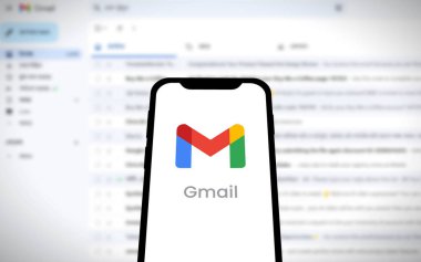 Chittagong, Bangladeş - 19 Ağustos 2024: Google ürün Gmail logosu akıllı telefonda gösteriliyor. Gmail, Google 'ın ücretsiz bir e- posta servisidir