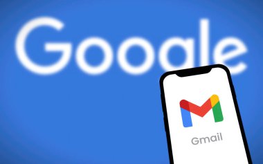 Chittagong, Bangladeş - 19 Ağustos 2024: Google ürün Gmail logosu akıllı telefonda gösteriliyor. Gmail, Google 'ın ücretsiz bir e- posta servisidir