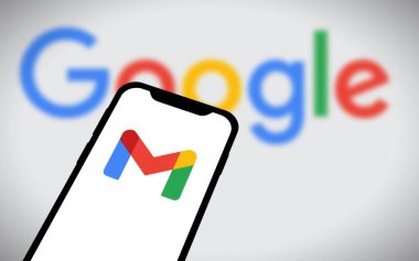 Chittagong, Bangladeş - 19 Ağustos 2024: Google ürün Gmail logosu akıllı telefonda gösteriliyor. Gmail, Google 'ın ücretsiz bir e- posta servisidir