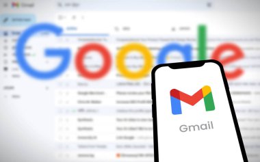 Chittagong, Bangladeş - 19 Ağustos 2024: Google ürün Gmail logosu akıllı telefonda gösteriliyor. Gmail, Google 'ın ücretsiz bir e- posta servisidir