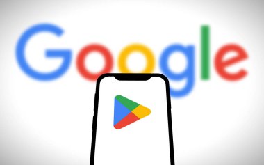 Chittagong, Bangladeş - 19 Ağustos 2024: Tech Giant Google ürün mağazası logosu akıllı telefonda gösteriliyor. Google Oyun Mağazasına İndir