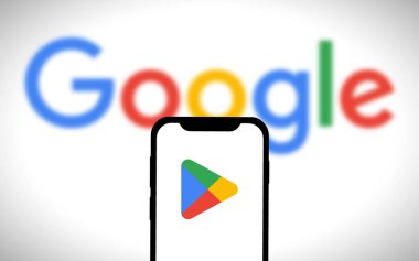 Chittagong, Bangladeş - 19 Ağustos 2024: Tech Giant Google ürün mağazası logosu akıllı telefonda gösteriliyor. Google Oyun Mağazasına İndir