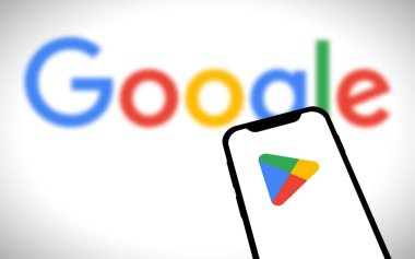 Chittagong, Bangladeş - 19 Ağustos 2024: Tech Giant Google ürün mağazası logosu akıllı telefonda gösteriliyor. Google Oyun Mağazasına İndir