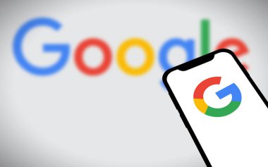 Chittagong, Bangladeş - 19 Ağustos 2024: Tech Giant Google logosu akıllı telefonda gösteriliyor.