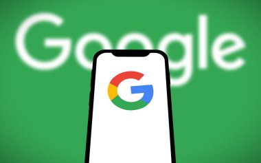 Chittagong, Bangladeş - 19 Ağustos 2024: Tech Giant Google logosu akıllı telefonda gösteriliyor.