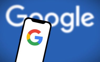 Chittagong, Bangladeş - 19 Ağustos 2024: Tech Giant Google logosu akıllı telefonda gösteriliyor.