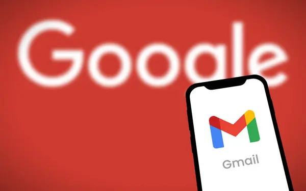 Chittagong, Bangladeş - 19 Ağustos 2024: Google ürün Gmail logosu akıllı telefonda gösteriliyor. Gmail, Google 'ın ücretsiz bir e- posta servisidir