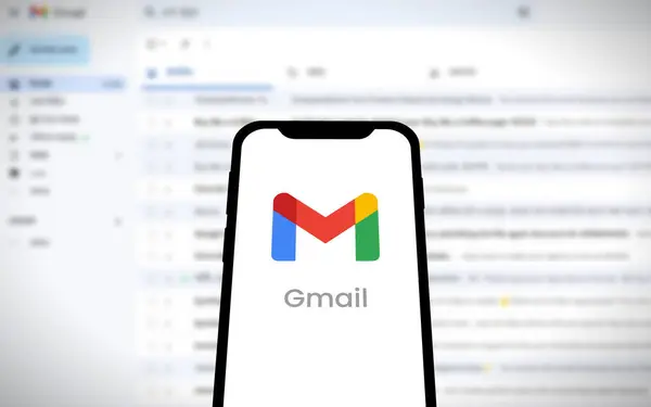 Chittagong, Bangladeş - 19 Ağustos 2024: Google ürün Gmail logosu akıllı telefonda gösteriliyor. Gmail, Google 'ın ücretsiz bir e- posta servisidir