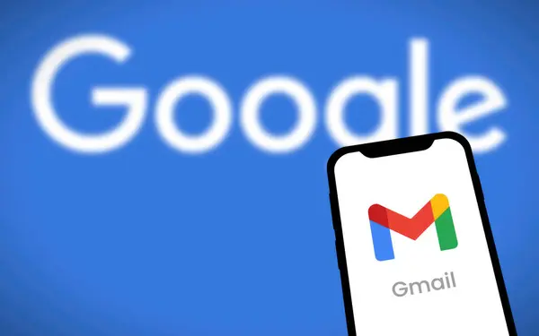 Chittagong, Bangladeş - 19 Ağustos 2024: Google ürün Gmail logosu akıllı telefonda gösteriliyor. Gmail, Google 'ın ücretsiz bir e- posta servisidir