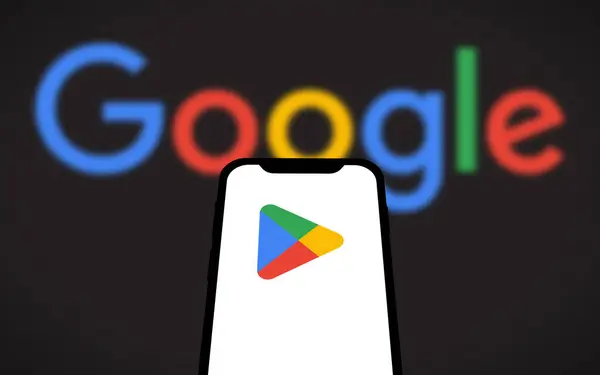 Chittagong, Bangladeş - 19 Ağustos 2024: Tech Giant Google ürün mağazası logosu akıllı telefonda gösteriliyor. Google Oyun Mağazasına İndir