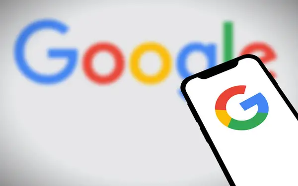 Chittagong, Bangladeş - 19 Ağustos 2024: Tech Giant Google logosu akıllı telefonda gösteriliyor.