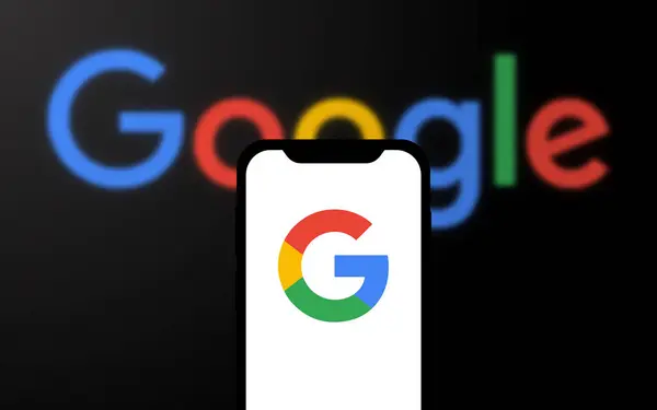 Chittagong, Bangladeş - 19 Ağustos 2024: Tech Giant Google logosu akıllı telefonda gösteriliyor.