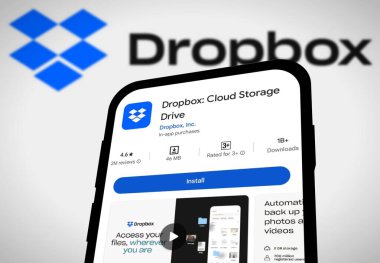 Chittagong, Bangladeş - 21 Ağustos 2024: Android akıllı telefonlar için Dropbox uygulaması kurulumu, Dropbox uygulaması Google Play Store 'da görüldü