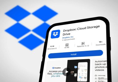 Chittagong, Bangladeş - 21 Ağustos 2024: Android akıllı telefonlar için Dropbox uygulaması kurulumu, Dropbox uygulaması Google Play Store 'da görüldü