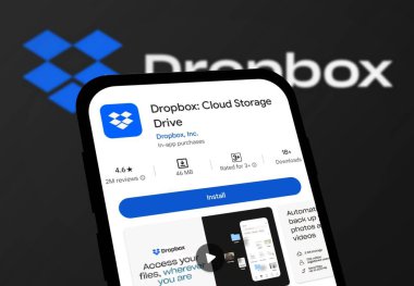 Chittagong, Bangladeş - 21 Ağustos 2024: Android akıllı telefonlar için Dropbox uygulaması kurulumu, Dropbox uygulaması Google Play Store 'da görüldü