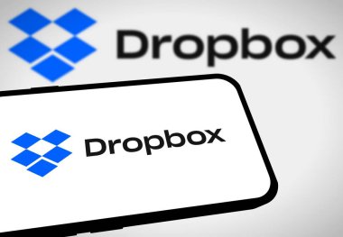 Chittagong, Bangladeş - 21 Ağustos 2024: Dropbox logosu akıllı telefonda sergilenmektedir. Dropbox bir dosya sunucu yazılım şirketidir.