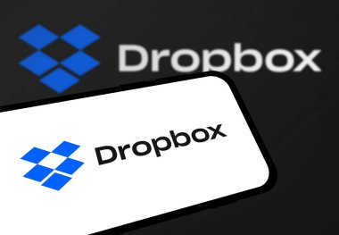 Chittagong, Bangladeş - 21 Ağustos 2024: Dropbox logosu akıllı telefonda sergilenmektedir. Dropbox bir dosya sunucu yazılım şirketidir.