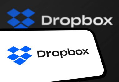 Chittagong, Bangladeş - 21 Ağustos 2024: Dropbox logosu akıllı telefonda sergilenmektedir. Dropbox bir dosya sunucu yazılım şirketidir.