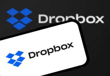Chittagong, Bangladeş - 21 Ağustos 2024: Dropbox logosu akıllı telefonda sergilenmektedir. Dropbox bir dosya sunucu yazılım şirketidir.